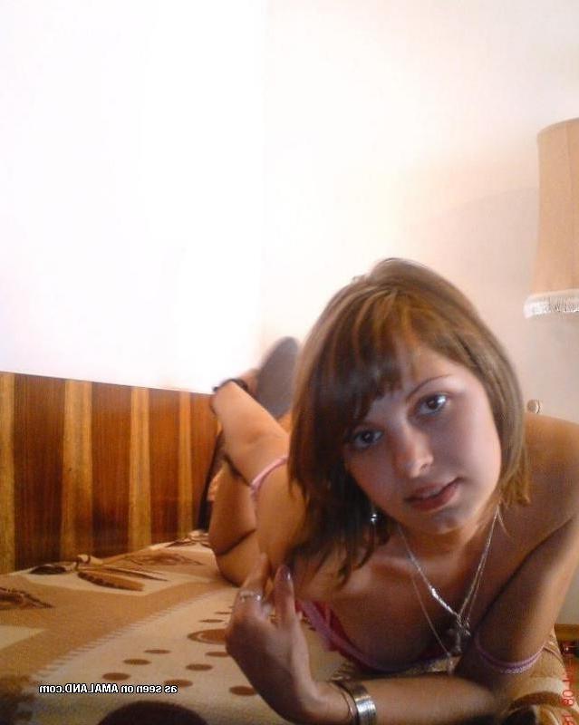 15P Lonely amateur wife showing off on cam