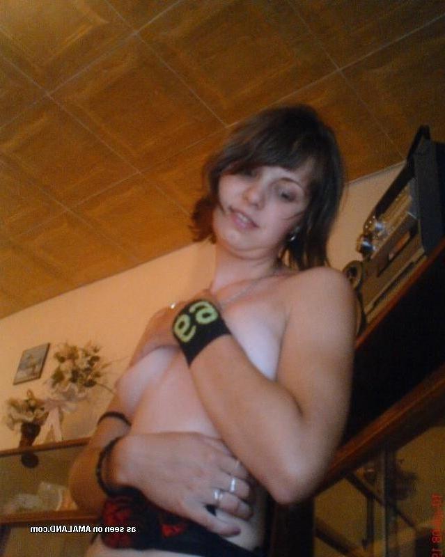 15P Lonely amateur wife showing off on cam