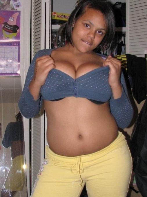 15P Ebony teen gfs posing for cell phone pics