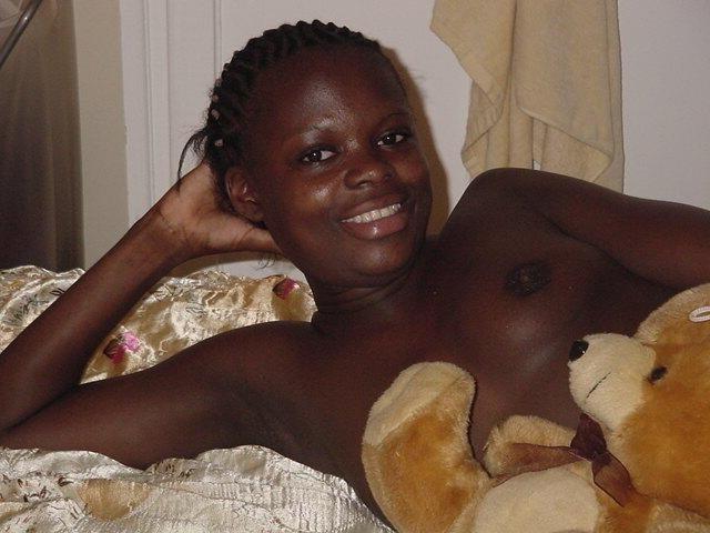 15P Ebony teen gfs posing for cell phone pics