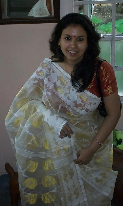 16P Hot Indian Lady