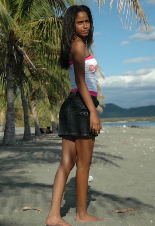 15P Ebony teen gfs posing for cell phone pics