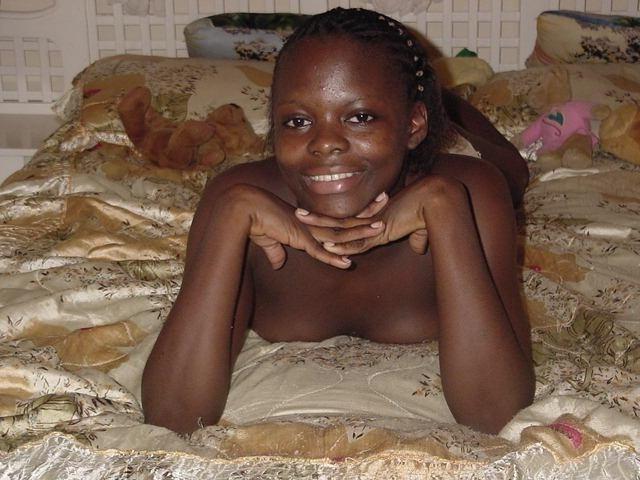15P Ebony teen gfs posing for cell phone pics