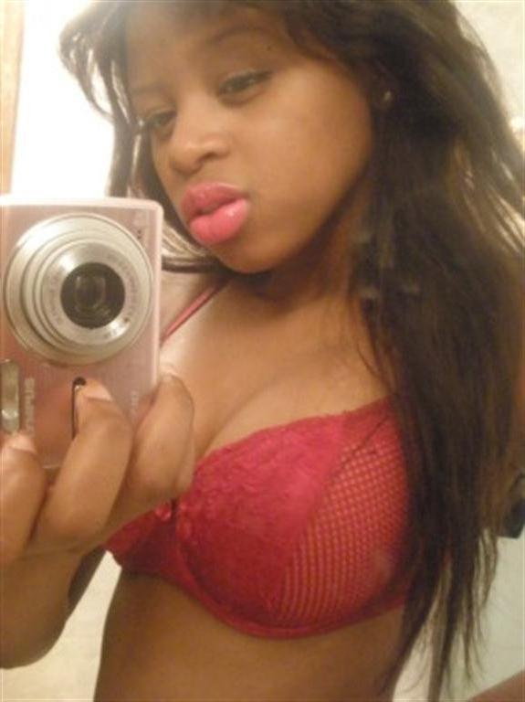 15P Ebony teen gfs posing for cell phone pics