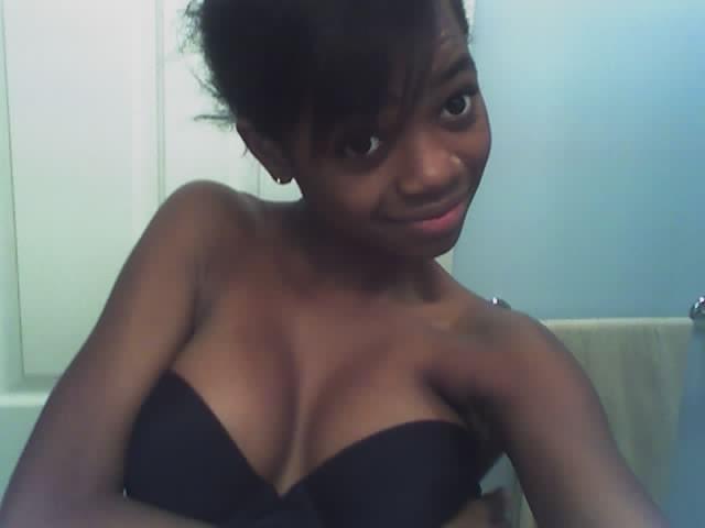 15P Ebony teen gfs posing for cell phone pics