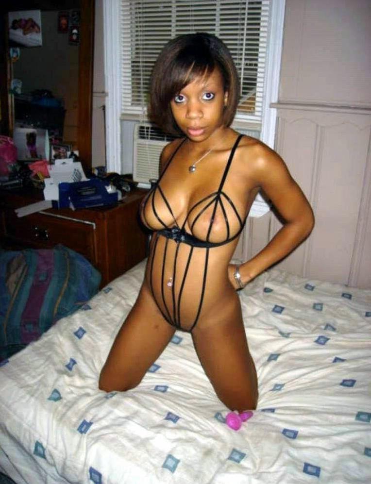 15P Ebony teen gfs posing for cell phone pics