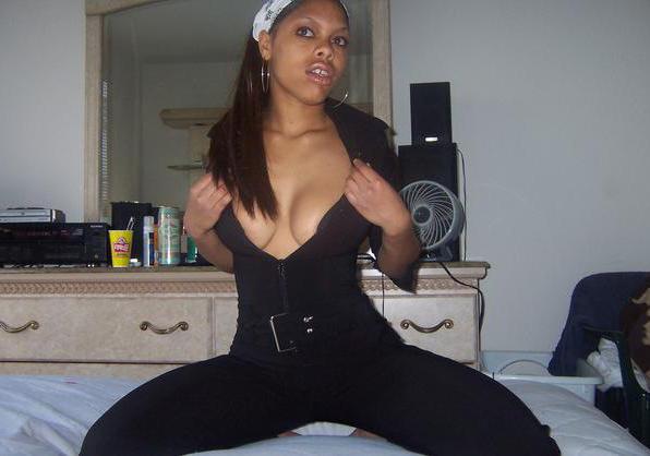 15P Ebony teen gfs posing for cell phone pics