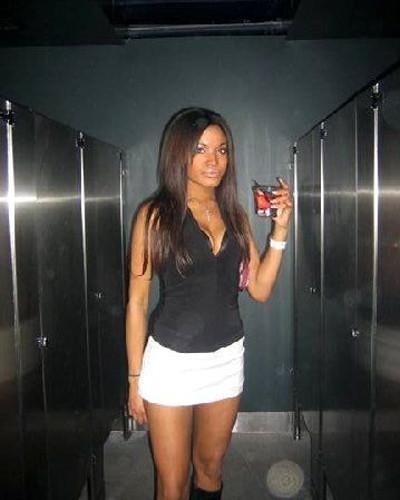 15P Ebony teen gfs posing for cell phone pics