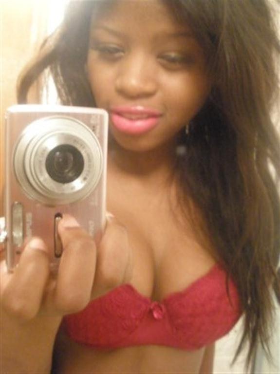 15P Ebony teen gfs posing for cell phone pics