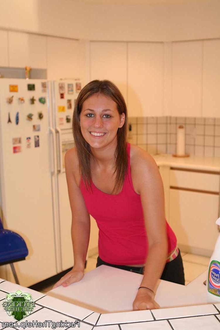 16P Ahnungsloses Dienstmädchen wird von hinten angeklopft