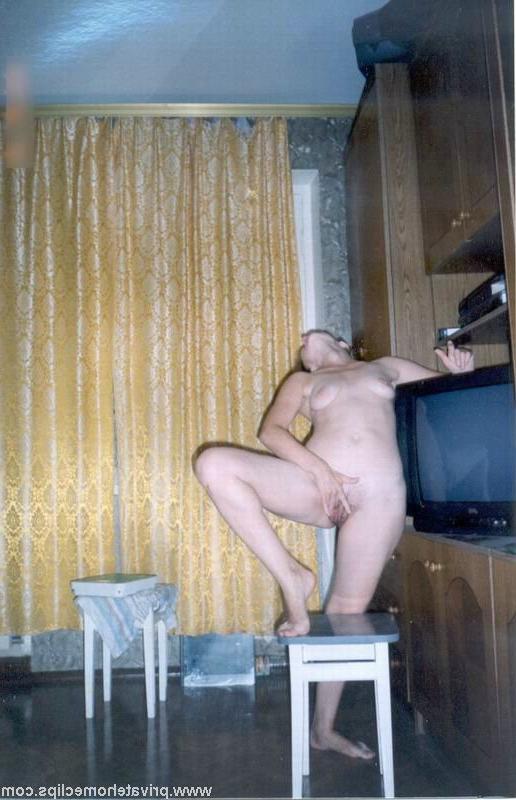 16P Crazy chick plays with her pussy before home cam