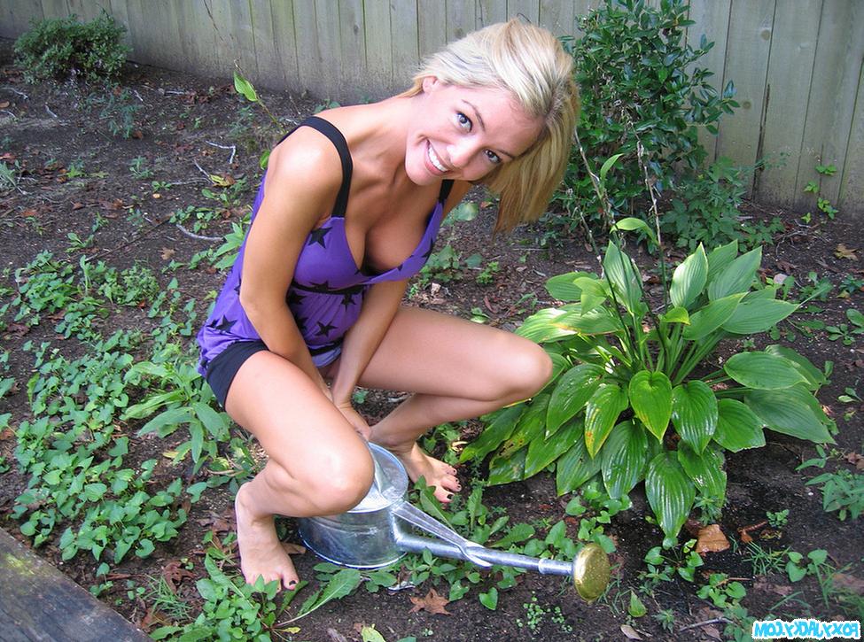 15P Foxy Jacky playing with herself in the garden