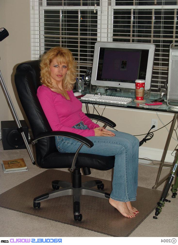 16P Racquel blows TJ while she lets her girlfriend listen on the phone.