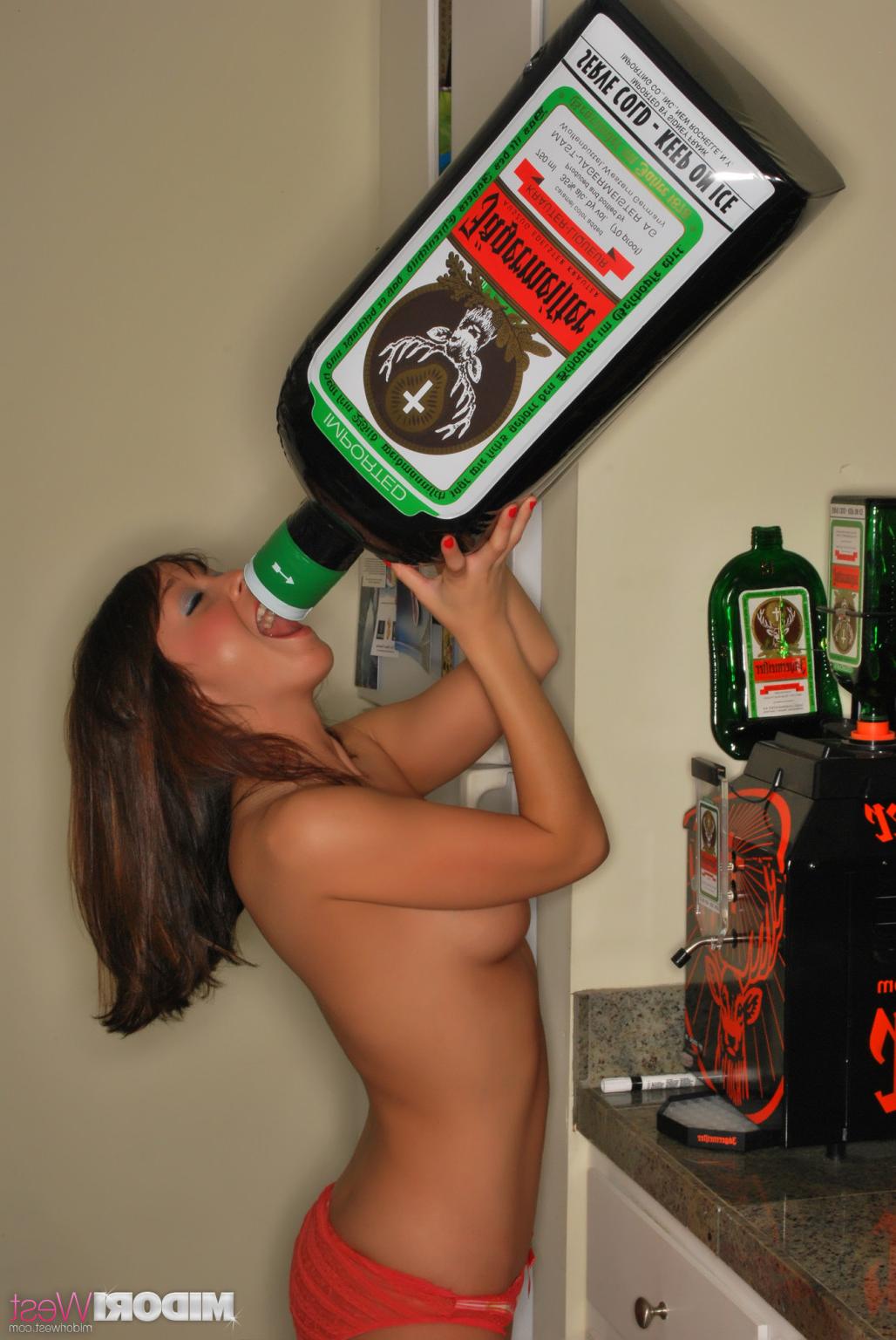 16P Midori West mit Jägermeister-Schussmaschine