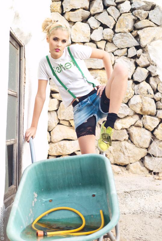 16P Horny garden assistant