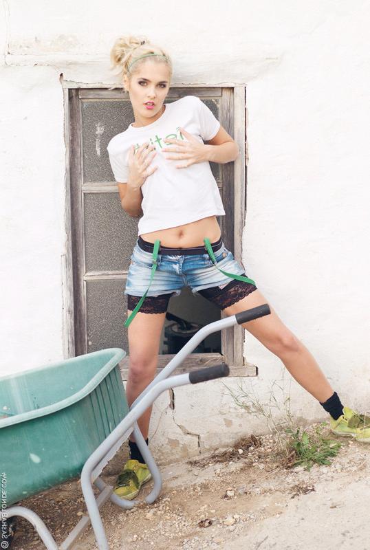 16P Horny garden assistant