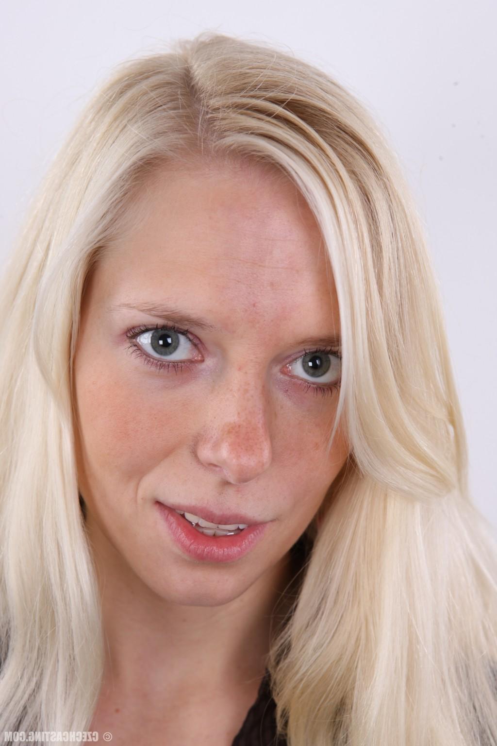 16P Czech Casting Petra 8907