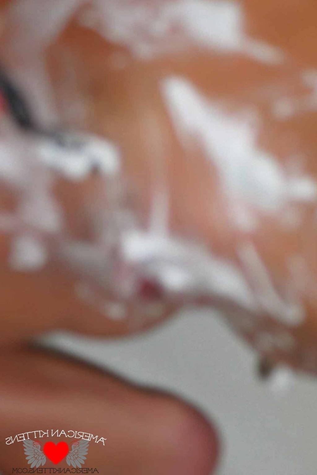 18P Julie Robbins Shave that pussy