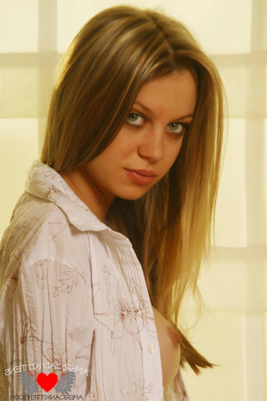 18P Lexi Sexton White top