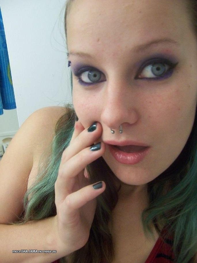 15P Cute pierced alternative amateur 18 year old emo GF sucking cock