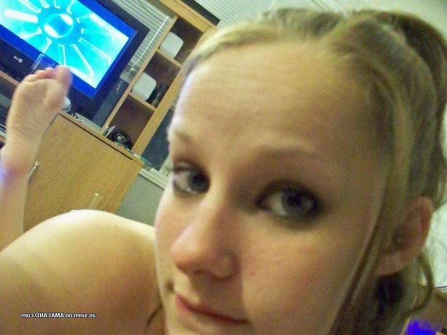 15P Cute pierced alternative amateur 18 year old emo GF sucking cock