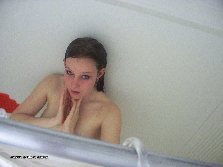 15P Cute pierced alternative amateur 18 year old emo GF sucking cock