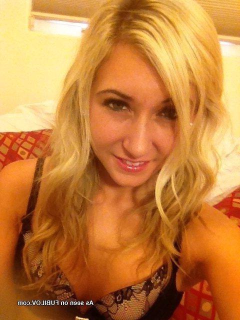10P Flaming hot sexy amateur babe's cellphone pics