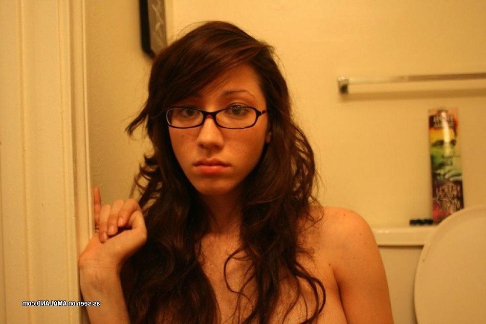 15P Amateur 18 year old GF spreading and masturbating