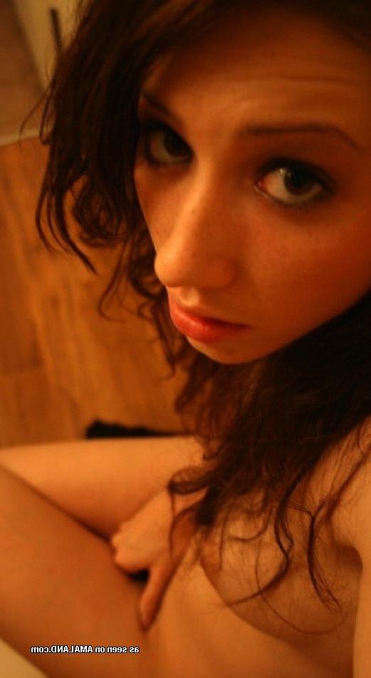 15P Amateur 18 year old GF spreading and masturbating