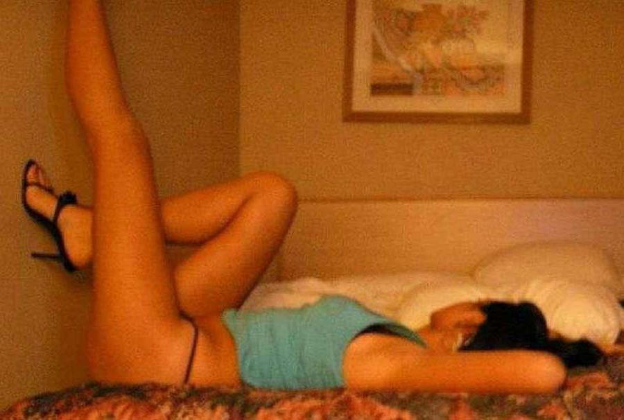 12P Picture gallery of a steamy hot tanned Spanish girlfriend