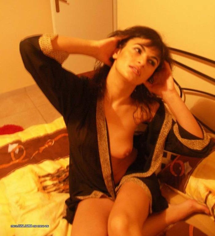 7P Picture gallery of a steamy hot Spanish senorita's selfpics