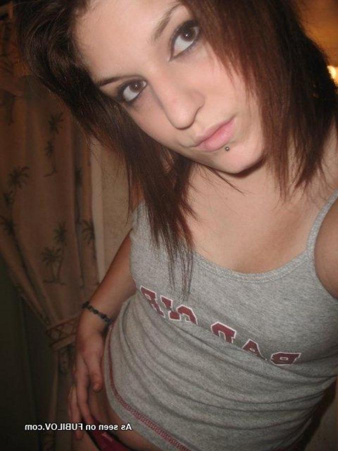 9P Horny redhead chick flashes her perky breasts on cam