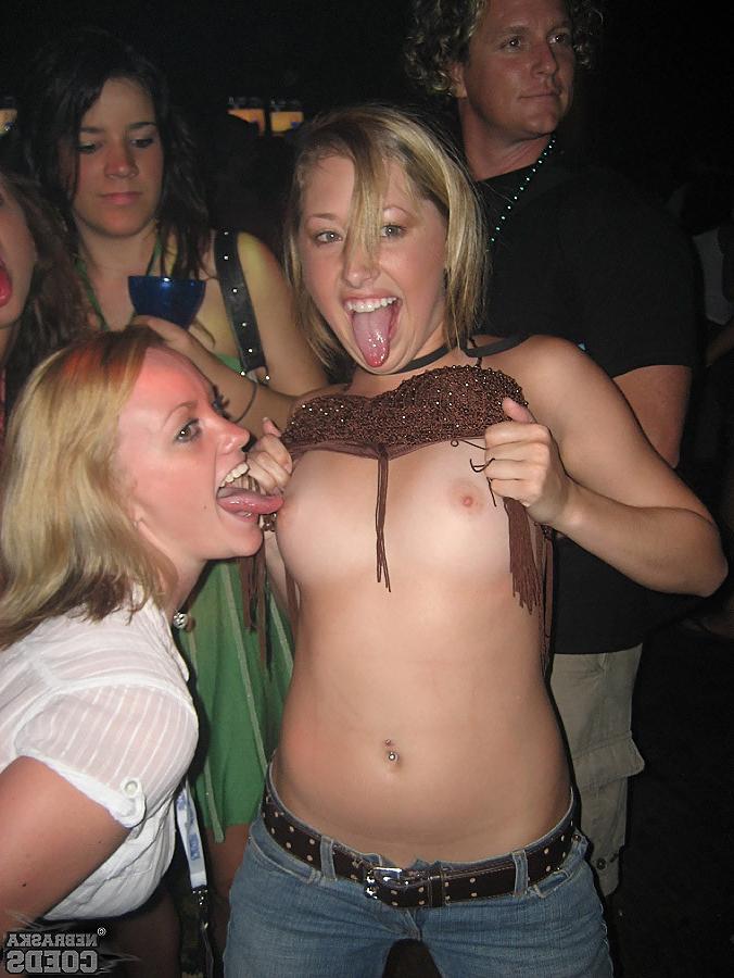 15P Hot amateur college girls get naked at Spring Break parties