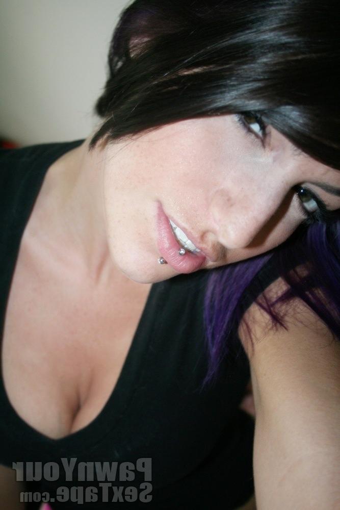 15P Vibrator gets embedded deep in punk babe's hole