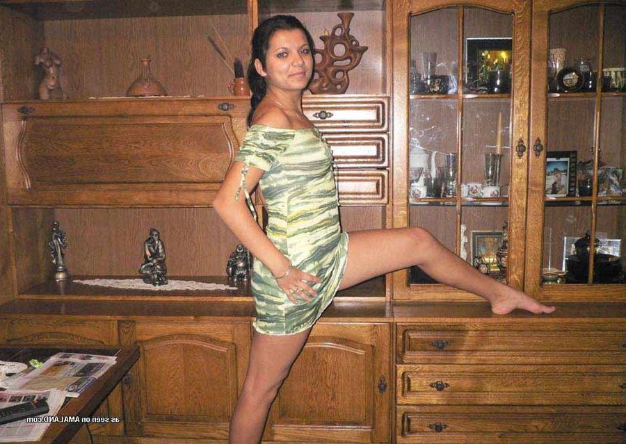 12P Photo set of a Spanish senorita posing sexy