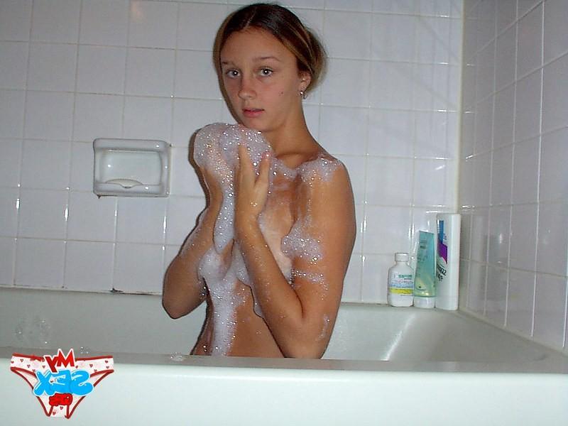 12P Nude girlfriend caught as taking the foamed bath