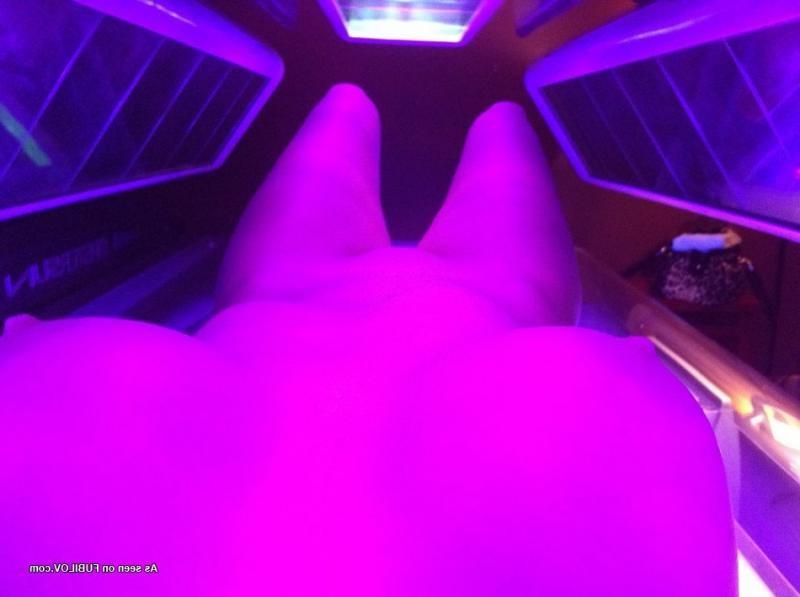 10P Ex Girlfriend masturbating in tanning bed