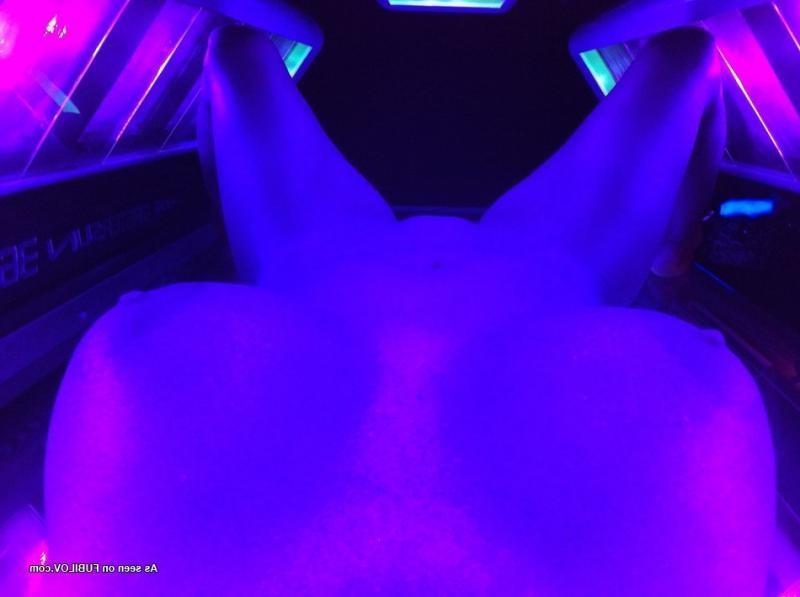 10P Ex Girlfriend masturbating in tanning bed
