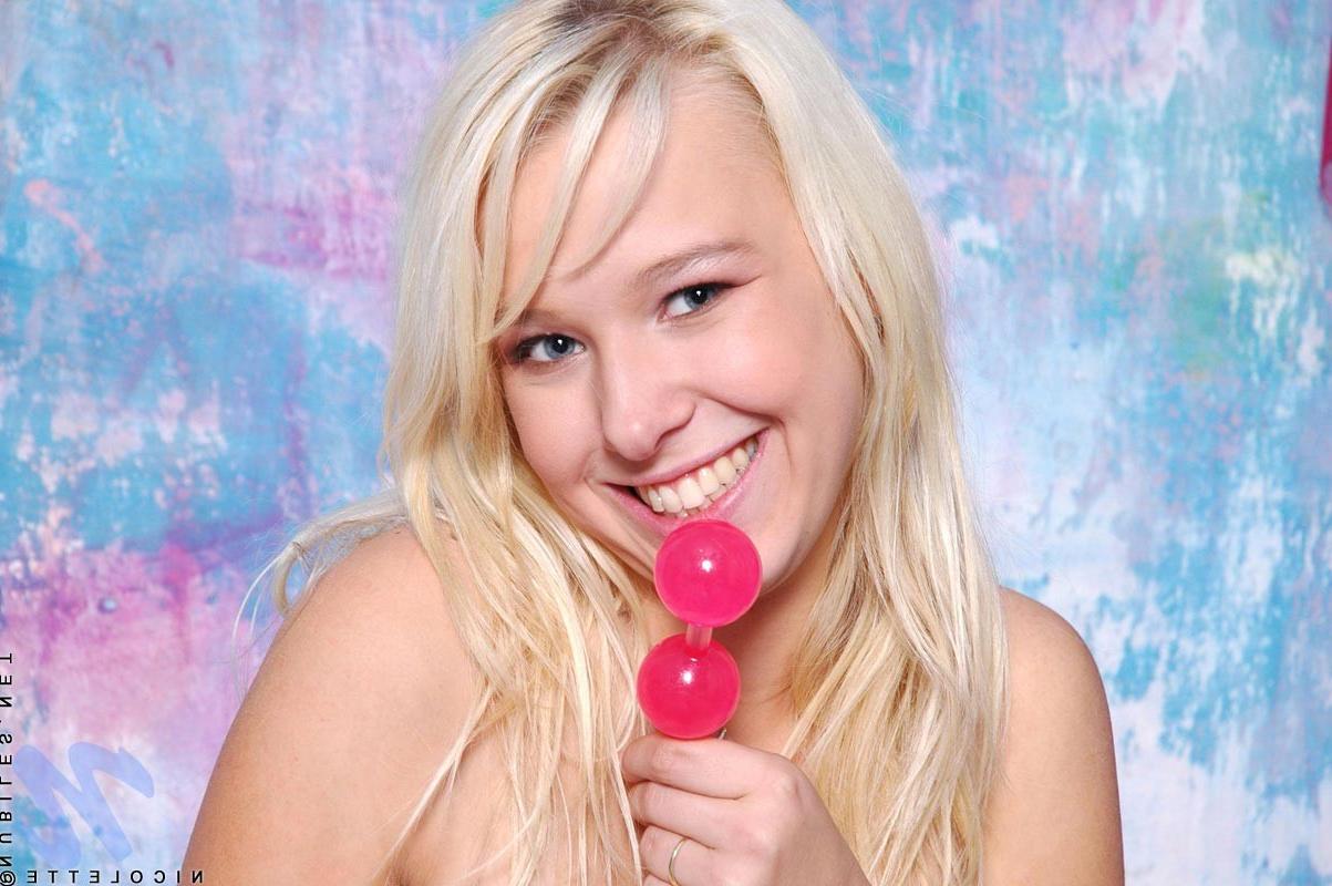 14P How i love to see nicolette plays with her toys deep down her tight snatch