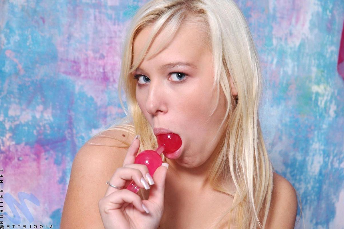 14P How i love to see nicolette plays with her toys deep down her tight snatch