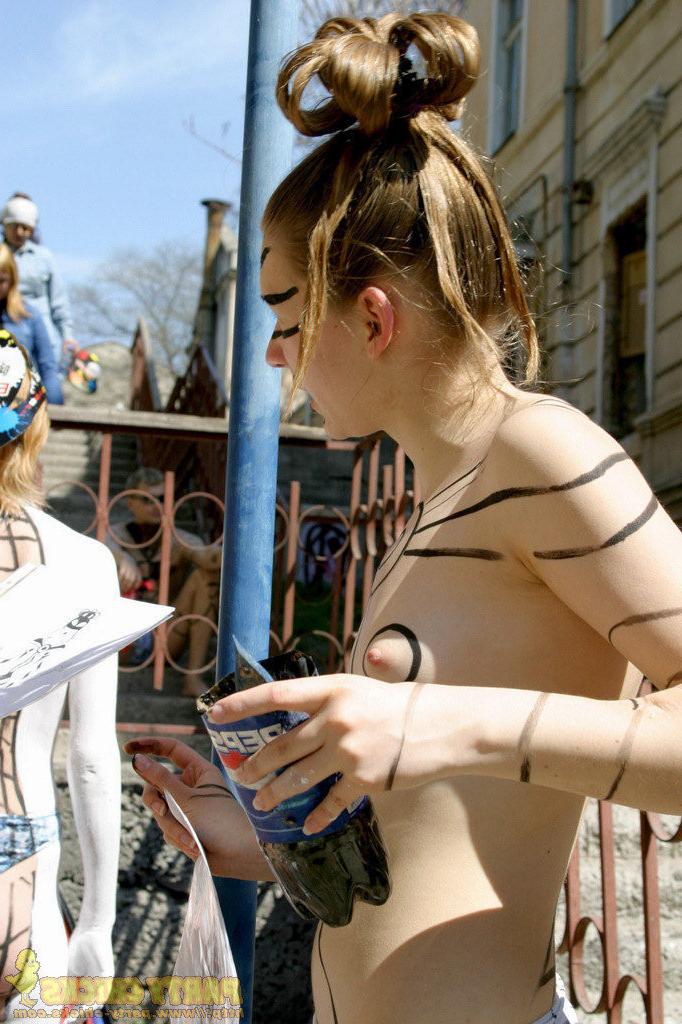 15P Nude girls getting crazy at big parties!