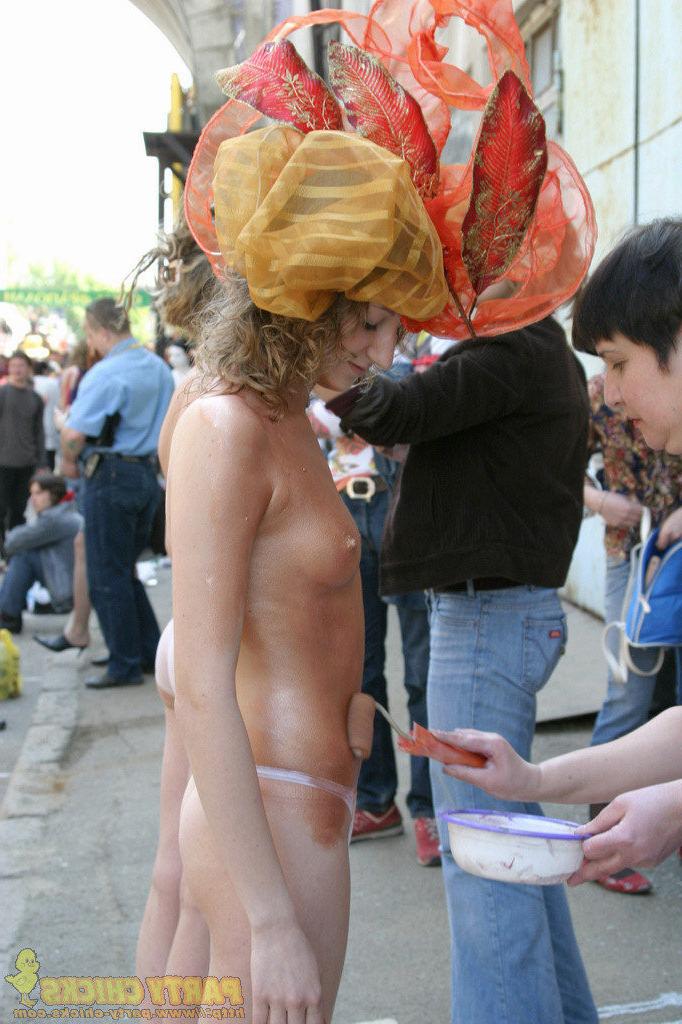 15P Nude girls getting crazy at big parties!
