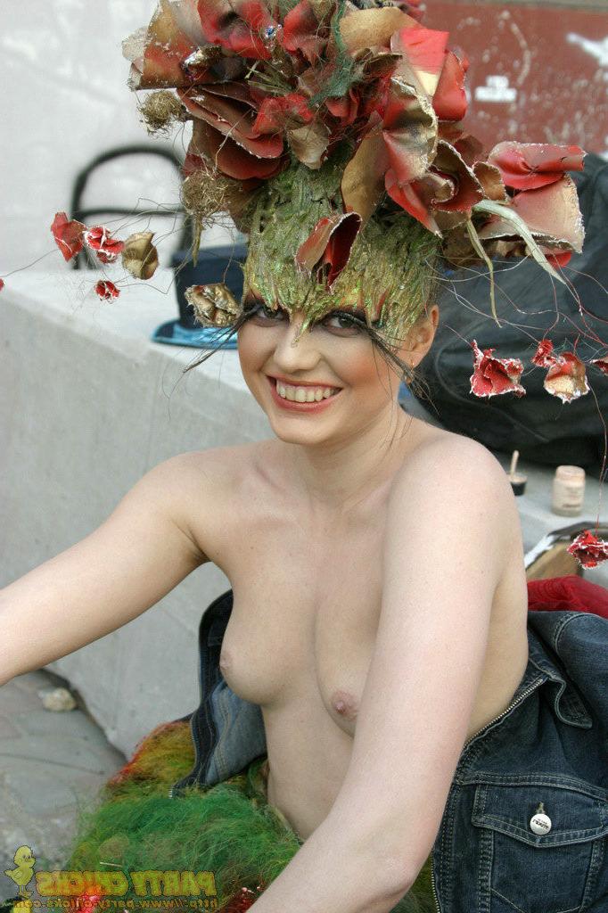 15P Nude girls getting crazy at big parties!