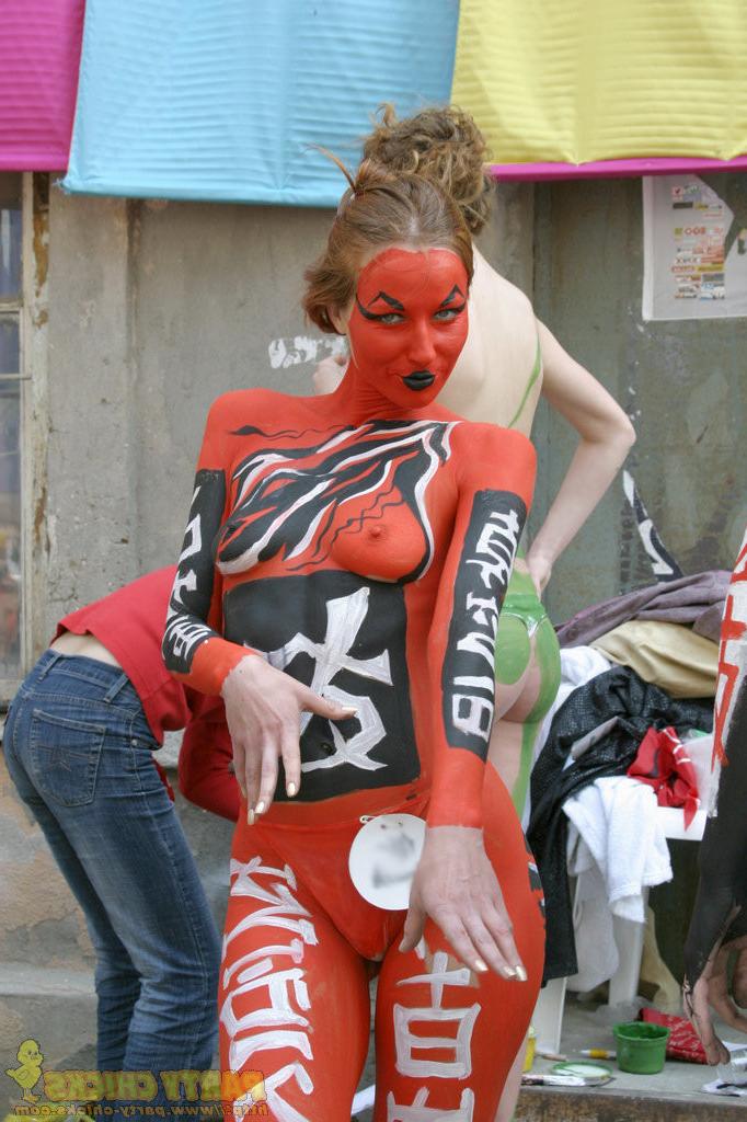 15P Nude girls getting crazy at big parties!
