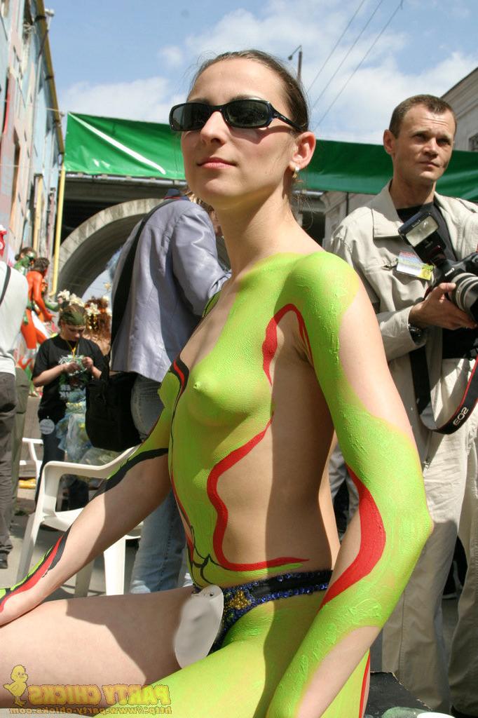15P Nude girls getting crazy at big parties!