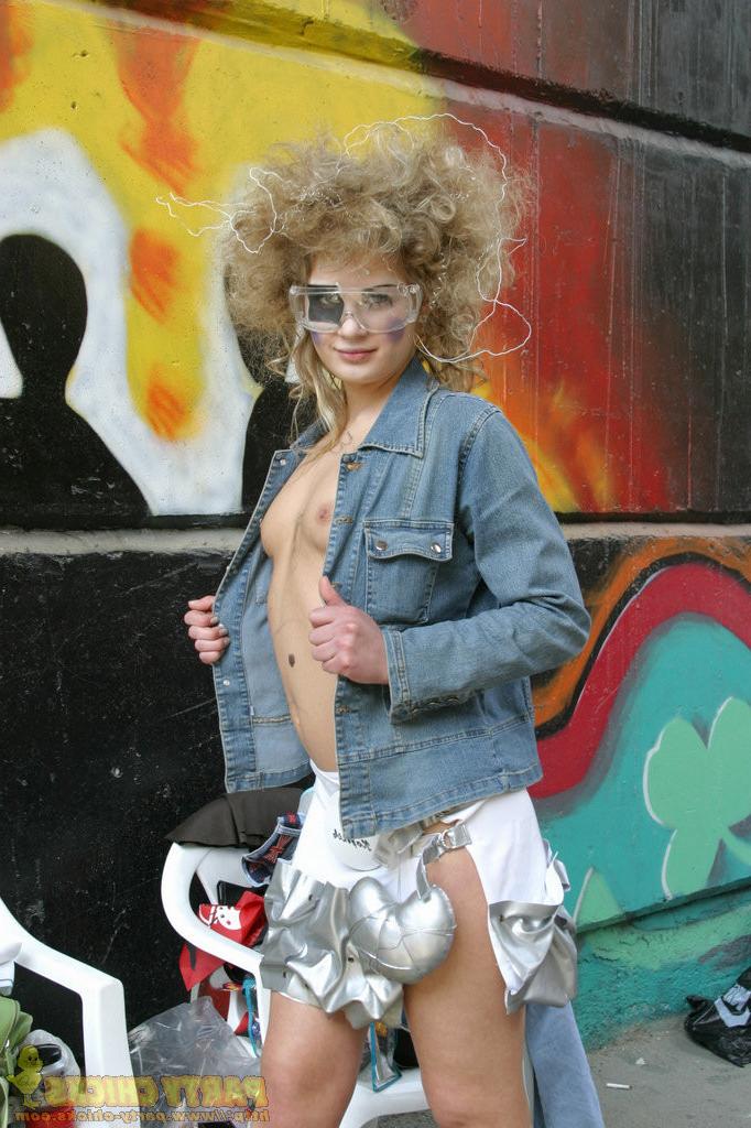 15P Nude girls getting crazy at big parties!