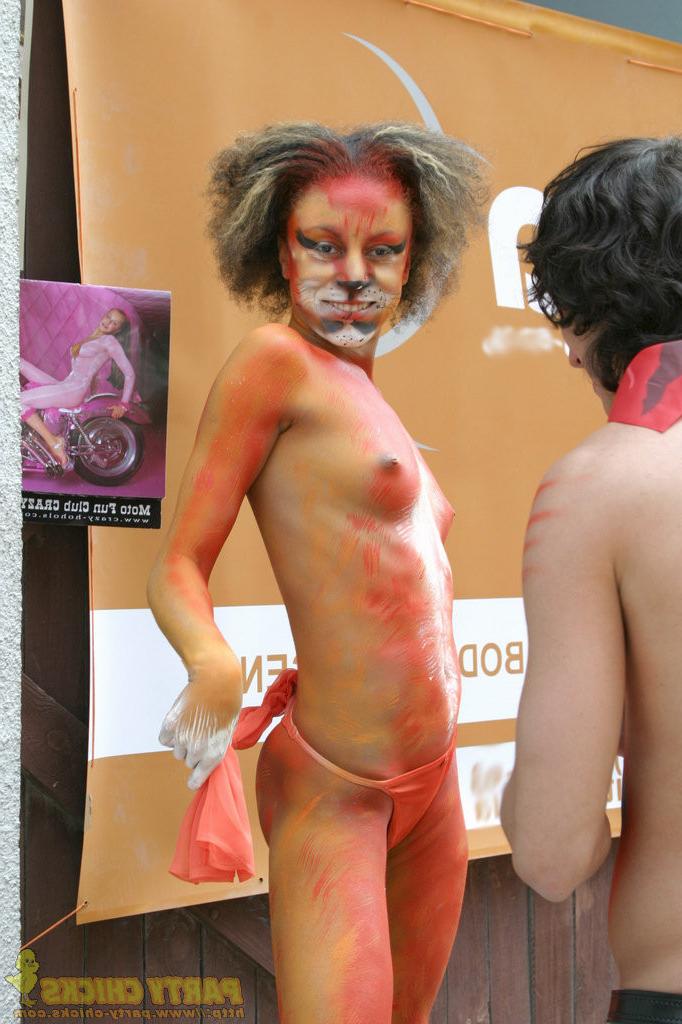 15P Nude girls getting crazy at big parties!