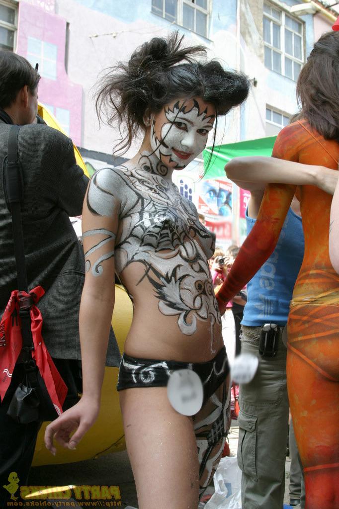 15P Nude girls getting crazy at big parties!