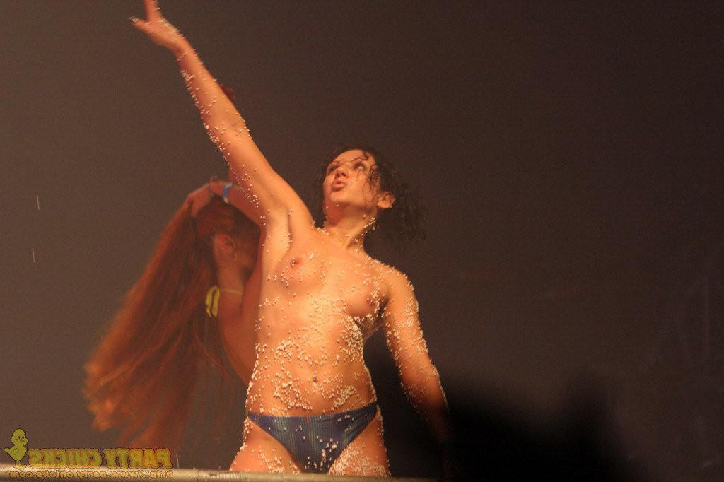 16P Nude girls getting crazy at big parties!
