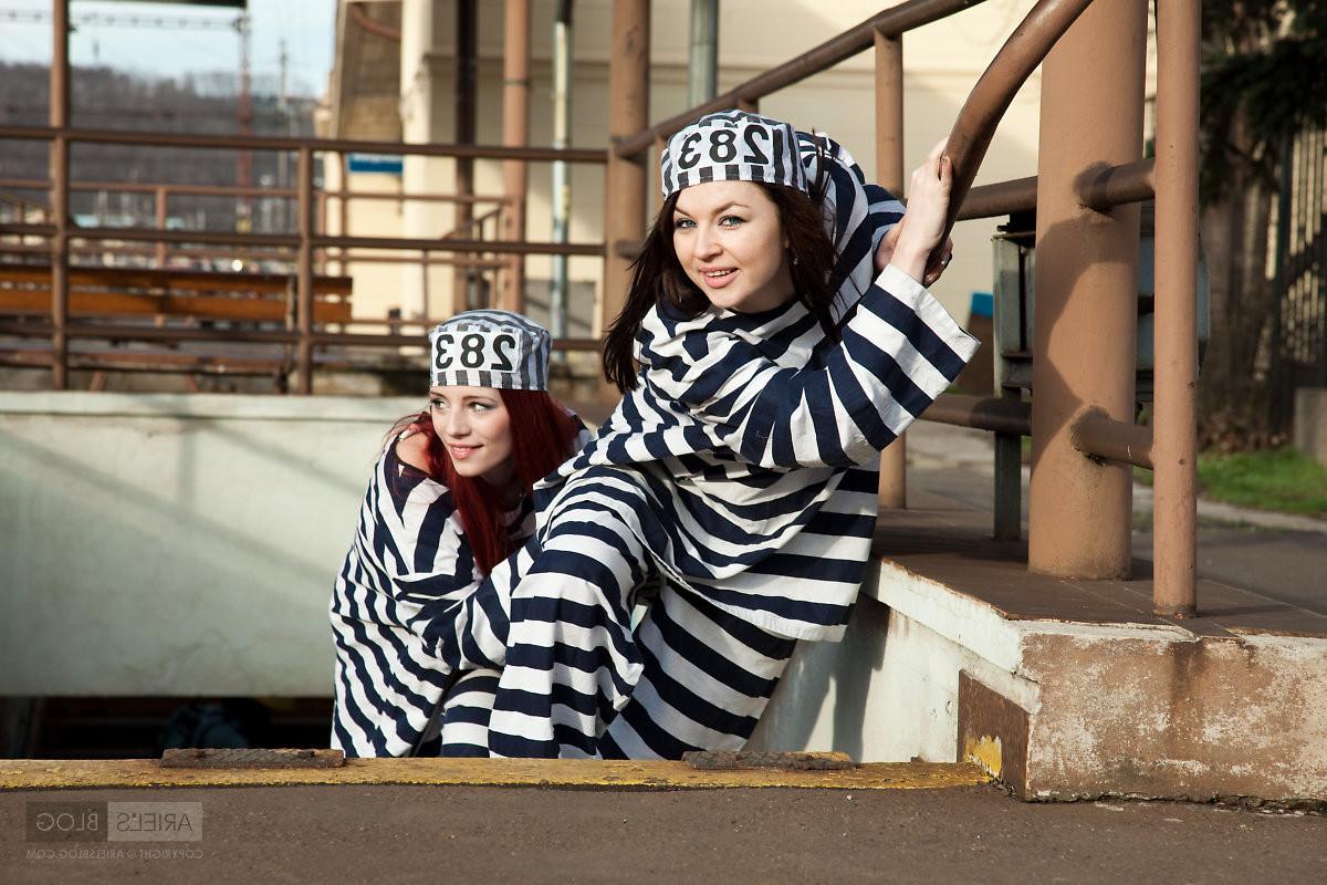 16P Two crazy bitches prisoners